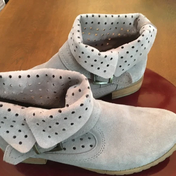 Restricted brand Ankle booties, sz 8. Tan suede. Ex condition. - Picture 2 of 4